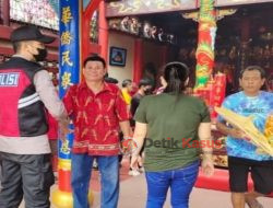 Personel Polres Singkawang Lakukan Pengamanan Kegiatan Ibadah di Vihara dan Kelenteng