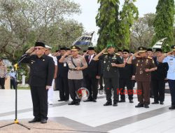 Gubernur Sutarmidji Pimpin Ziarah ke Makam Pahlawan Peringati Hari Jadi ke 66 Pemprov