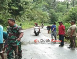 Warga Diback UP Pemerintah Kecamatan, Bersihkan Longsor dan Menutup Jalan Rusak