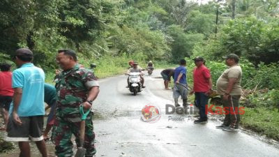 Warga Diback UP Pemerintah Kecamatan, Bersihkan Longsor dan Menutup Jalan Rusak