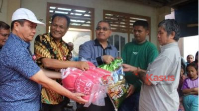 Bupati Nias Yang Diwakili Sekda Kab.Nias Serahkan Bantuan Kepada Korban Kebakaran