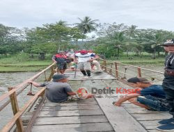 Renovasi Jembatan Selesai, Bupati Melalui Camat dan Kasi Pelayanan & Trantib Turun Lapangan