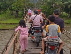 Usai Direnovasi Masyarakat Merasa Senang dan Mencoba Melintas di Atas Jembatan