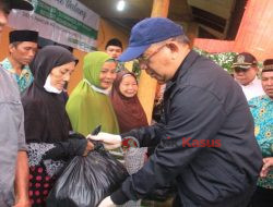 Gubernur Sutarmidji Serahkan 2000 Paket Sembako Bantuan Banjir 