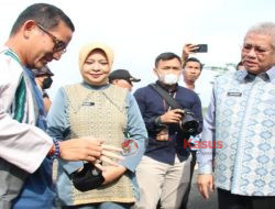 Menteri Menparekraf RI Disematkan Pakaian Batik Khas Kalbar