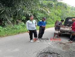 Jalan Provinsi Banyak Rusak, Camat Turun Tangan