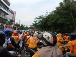 Ribuan Partai Buruh Demo Seputar Jalan Tugu Pahlawan