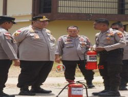 Latihan Penggunaan APAR: Kapolres Kapuas Hulu Minta Anggota Tingkatkan Kemampuan dan Pengetahuan