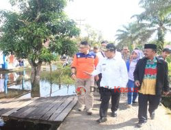 Serahkan Bantuan Banjir di Sambas, Wagub Ria Norsan Tekankan Normalisasi Daerah Aliran Sungai 