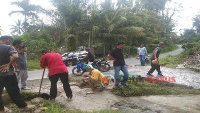 Pegawai Kecamatan Luas Bongkar Gorong-gorong Lama & Membahayakan