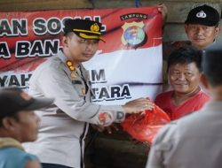 Pasca Bencana Banjir, Polres Lampung Utara Terus Salurkan Bansos kepada Warga yang Terdampak