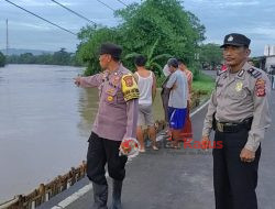 Anggota Polsek Pabedilan Ciptakan Situasi Aman dan Kondusif di Jalan Umum yang Tergenang Air 