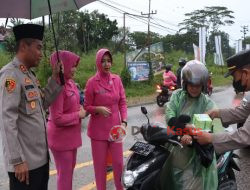 Indahnya Berbagi di Bulan Suci Ramadhan, Polres Sekadau bagikan Takjil