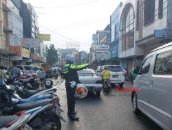 Rekayasa Lalu Lintas, Personel Satlantas Polres Cirebon Kota Tertibkan Parkir Kendaraan Jelang Ngabuburit