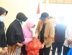 Gubernur Kalbar Serahkan Paket Sembako ke Warga Singkawang