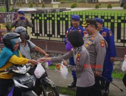 Berkah Ramadhan, Polres Kapuas Hulu bagikan Takjil kepada Masyarakat