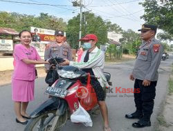 Polsek Menyuke Berbagai Takjil kepada Masyarakat