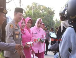 Polres Singkawang bersama Bhayangkari Menggelar Baksos, Membagikan Ratusan Sembako dan Takjil 