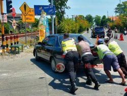 Sigap, Personel Satlantas Polres Bojonegoro Bantu Dorong Mobil Pemudik Yang Mogok*