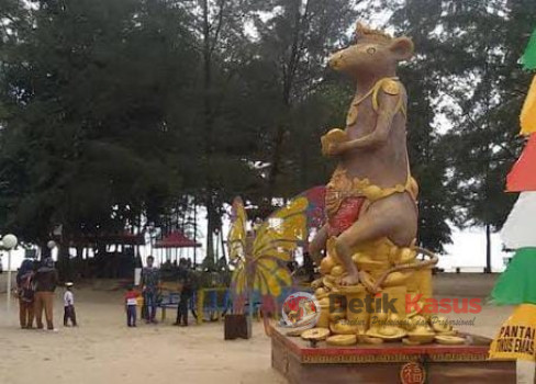 Objek wisata pantai Tikus Emas Sungailiat banyak dikunjungi wisatawan luar Pulau Bangka Belitung. (Foto: Romi)