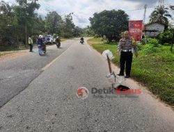 Satlantas Polres Sekadau Pasang Tanda Peringatan di Sekitar Jalan Rusak dan Berlubang