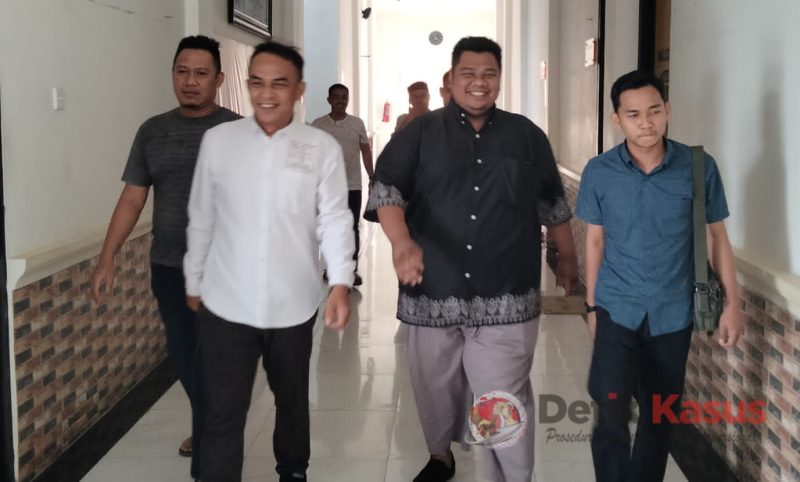 Pengacara Pemerintah Kabupaten Tanjung Jabung Barat, melaporkan akun FB Habibie, Kades Sungai Rambai, Kecamatan Senyerang, Kabupaten Tanjung Jabung Barat, Provinsi Jambi, terkait dugaan hujat kebencian terhadap Bupati Tanjab Barat, Senin (1/5/2023). (Foto: Ben)