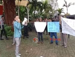 FPR Bengkulu Menyerukan usut Dugaan Korupsi di Halaman Gedung KPK