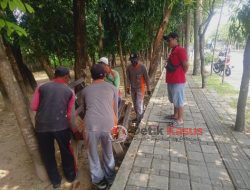 DLH Bojonegoro Tambah Lampu Penerangan Taman Veteran, Berharap Warga Ikut Menjaga