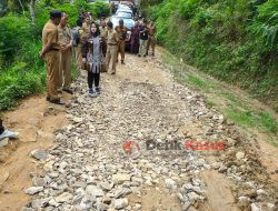 Saat Cek Lokasi, Wabup Lisdyarita : Jalan di Baosan Kidul ini Akan Dibagun Pada Bulan Juli