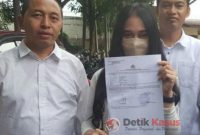 Korban dugaan kasus pelecehan seksual oknum perusahaan AD (24) melaporkan atasannya ke Mapolres Metro Bekasi pada Sabtu (6/5/2023). (Foto: Istimewa)