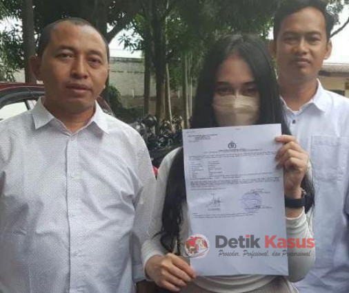 Korban dugaan kasus pelecehan seksual oknum perusahaan AD (24) melaporkan atasannya ke Mapolres Metro Bekasi pada Sabtu (6/5/2023). (Foto: Istimewa)