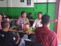 Bhabinkamtibmas Desa Bukit Tempurung Jalin Komunikasi Bersama Warga Di Warung Kopi.