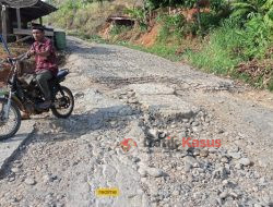 Licin dan Menurun, Jalan Rusak Parah Mengancam Keselamatan