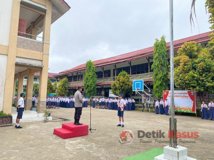 Kasat Binmas Polres Sekadau AKP Masdar, yang didapuk sebagai pembina upacara di SMPN 1 Sekadau Kalimantan Barat, Senin (22/5/2023) pagi.