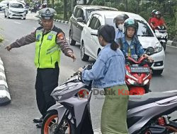 Personel Polsek Pontianak Selatan Mengatur Arus Lalin untuk Cegah Kemacetan 