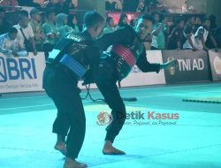 Kontingen Kodam V/Brawijaya Kirim 7 Atletnya di Partai Final Kejuaraan Pencak Silat Piala Kasad ke-1   Cimahi – Turun di kategori seni ganda putra dewasa, pasangan Naufal Kamaluddin dan M. Fikri Haiqal terus tak terbendung dan melaju ke partai final di Kejuaraan Terbuka Pencak Silat Piala Kasad ke-1 2023 yang digelar di Disjasad, Cimahi, Jawa Barat.   Di babak semifinal (27/5/2023) malam, Naufal dan Fikri berhasil mengalahkan pasangan kuat dari kontingen Kodam XIV/Hasanudin.  Berpasangan sejak tahun 2014, pencapaian terakhir pasangan ini yakni medali emas di ajang Kejurprov Blitar 2023.  Tinggal selangkah lagi, mereka akan dapat mewujudkan mimpinya untuk bisa mendapatkan medali emas di Kejuaraan Terbuka Pencak Silat Piala Kasad ke-1.  Langkah Naufal dan Fikri juga diikuti oleh 6 rekannya yang lain dari kontingen Kodam V/Brawijaya. Rizki di kategori tanding TNI, Amirullah Karim dan Alfin di kategori tanding dewasa. Reno, Juna, dan Faizal, yang masing-masing akan turun di partai final pada kategori tanding remaja.  Partai final rencananya akan digelar mulai siang ini (28/5/2023), sekaligus hari terakhir Kejuaraan Terbuka Pencak Silat Piala Kasad ke-1 2023.  Sebagai informasi, pada Kejuaraan Terbuka Pencak Silat Piala Kasad kali ini, kontingen Kodam V/Brawijaya dipimpin oleh Danrem 081/DSJ Kolonel Inf H. Sugiyono selaku komandan kontingen.