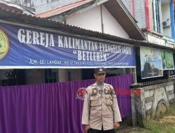 Berikan Rasa Aman saat Ibadah Minggu Personel Polsek Pontianak Timur Rutin Lakukan Pengamanan di Gereja