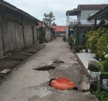 Jalan rusak parah yang ada di Kota Kuala Tungkal, Tanjab Barat, Jambi. (Foto: Beny)