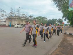 Personel Polsek Kawasan Pelabuhan Dwikora Laksanakan Olahraga Jalan Sehat