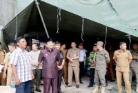 Bupati Tanjung Jabung Barat Drs. H. Anwar Sadat, M.Ag meninjau lokasi kejadian yang melanda rumah warga Jalan H. A. Thoha RT. 21 Kelurahan Tungkal Harapan, Kecamatan Tungkal Ilir, guna memberikan bantuan kepada korban bencana, Senin (15/05/23). (Foto: Dokumentasi Pemkab Tanjab Barat)