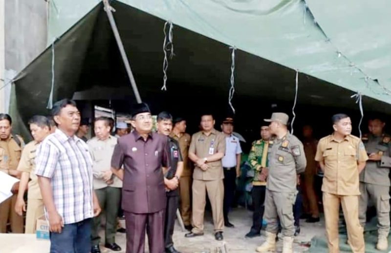 Bupati Tanjung Jabung Barat Drs. H. Anwar Sadat, M.Ag meninjau lokasi kejadian yang melanda rumah warga Jalan H. A. Thoha RT. 21 Kelurahan Tungkal Harapan, Kecamatan Tungkal Ilir, guna memberikan bantuan kepada korban bencana, Senin (15/05/23). (Foto: Dokumentasi Pemkab Tanjab Barat)