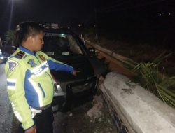 Diduga Sopir Mengantuk, Mobil Minibus Tabrak Beton Gorong-Gorong