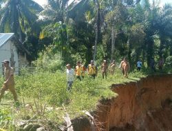 Tinjau Bencana, Pejabat Bengkulu Kaur Merayap di Pematang dan Sungai