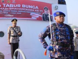 Semarakan HUT Bhayangkara ke-77, Polda Kalbar Gelar Upacara Tabur Bunga di Laut