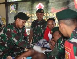 Gunakan Sampan,Satgas PAMTAS Yonarmed 10/Bradjamusti Laksanakan Sunatan Massal