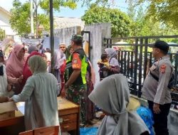 Bhabinkamtibmas dan Babinsa Kawal Pagelaran Pasar Murah di Kuta Blang