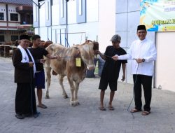 Idul Adha 1444 H, Kapolres Bojonegoro Serahkan Hewan Qurban*