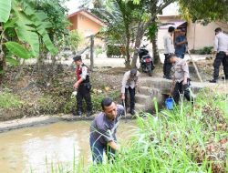 Peduli Lingkungan, Polres Aceh Timur Bersihkan Tumpukan Sampah Irigasi