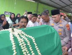 Kapolres Cirebon Kota Takziah ke Rumah Duka Suami Anggota Polsek Seltim