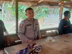 Bhabinkamtibmas Desa Jamur Jelatang Jalin Komunikasi Bersama Warga Di Warung Kopi.